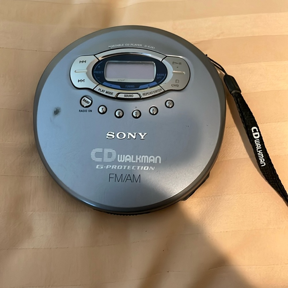 Sony CD Walkman D-FJ61 model gently used CD and radio work